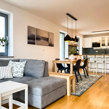 Lakeview Apartment *