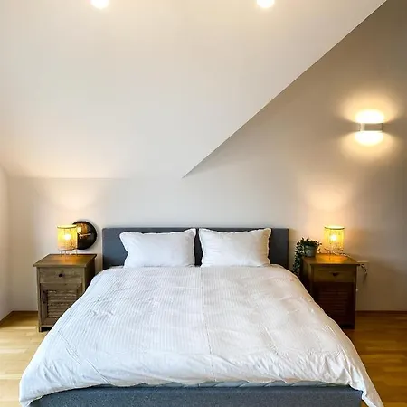 Lakeview Apartment *