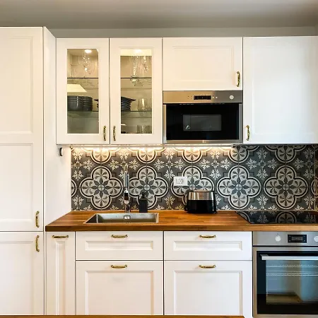 Lakeview Apartment *