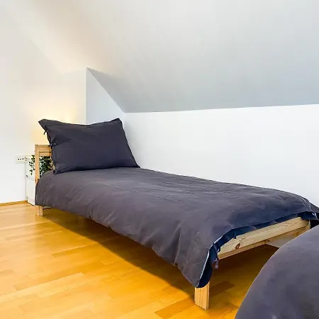 Lakeview Apartment *