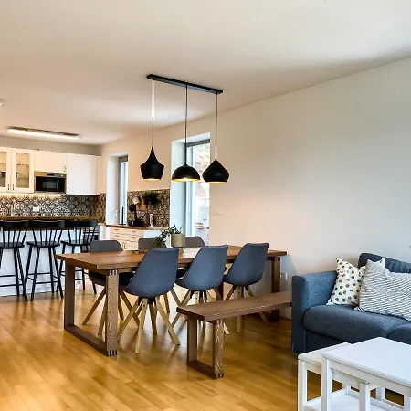 Lakeview Apartment *